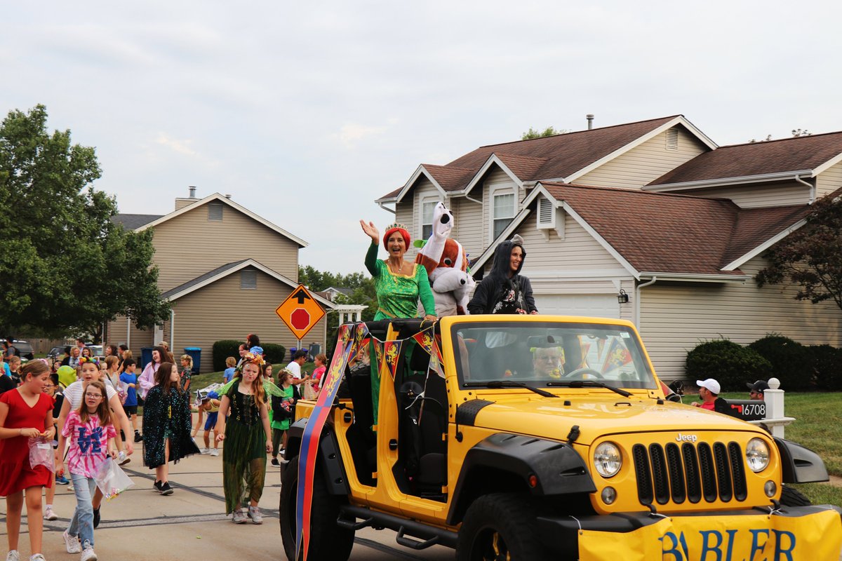 rockwoodschools's tweet photo. Lafayette celebrated Homecoming Friday with an assembly during the day and a parade before the football game, including student groups and representatives from elementary schools such as Babler, Chesterfield, Ellisville, Green Pines and Pond! #WeAreRockwood #ForwardwithCommunity https://t.co/HMRSRxd6ES