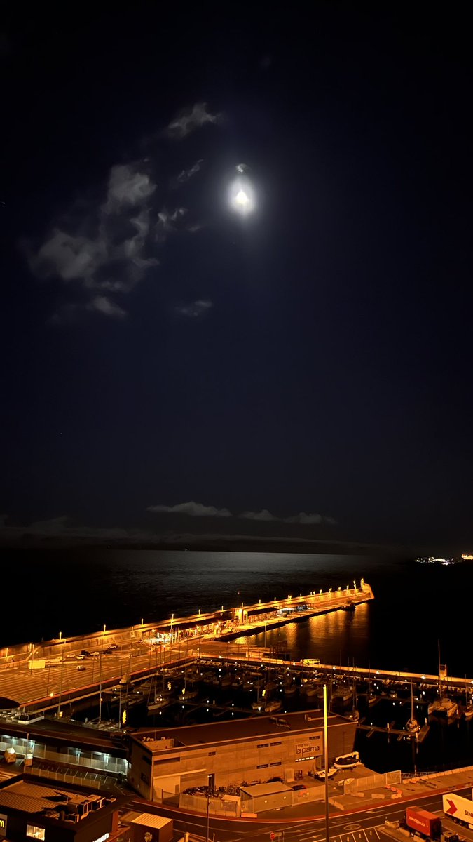 Con tu Luz despedimos el dia ..🌝

Feliz Noche 😍😍

#LaPalma #EncantoPalmero #noche #puerto <a href="/sclapalma/">Santa Cruz de La Palma</a> #Relax #Pasion