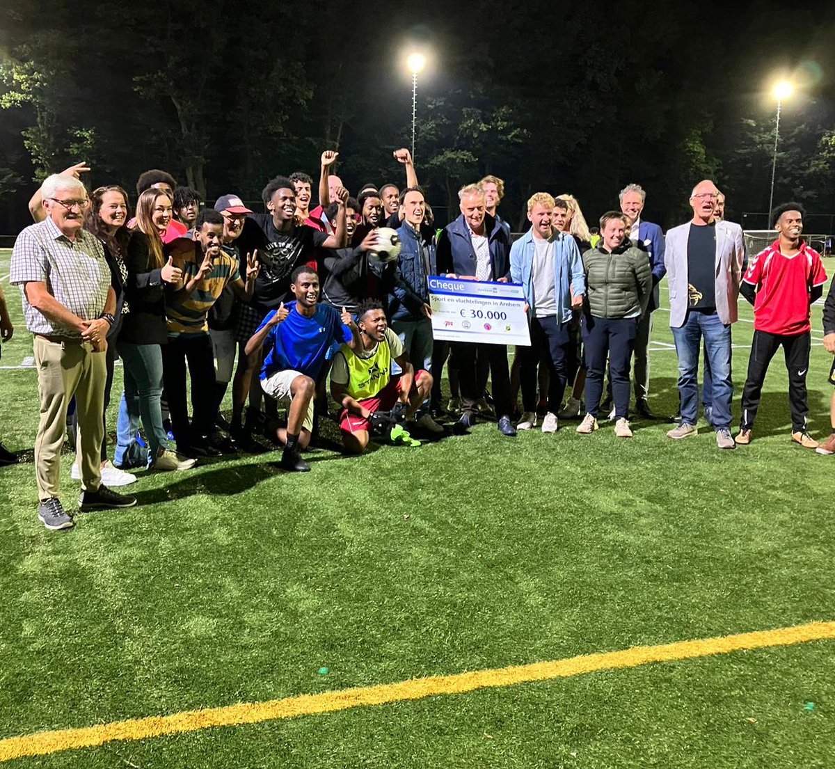 Heerlijke avond bij <a href="/VDZArnhem1926/">VDZ</a>, met o.a. <a href="/V_V_Eldenia/">V.V. Eldenia</a>, <a href="/AMHC_Upward/">AMHC Upward</a>, <a href="/arnhemeagles/">Arnhem Eagles</a>, <a href="/sportinarnhem/">Sportbedrijf Arnhem</a> en <a href="/COAnl/">Centraal Orgaan opvang asielzoekers (COA)</a>.

Hartverwarmend wat Arnhemse verenigingen allemaal doen om vluchtelingen te kunnen laten sporten.

Als <a href="/gemeentearnhem/">Gemeente Arnhem</a> leveren we daar graag een bijdrage aan! ⚽️🏑🏀