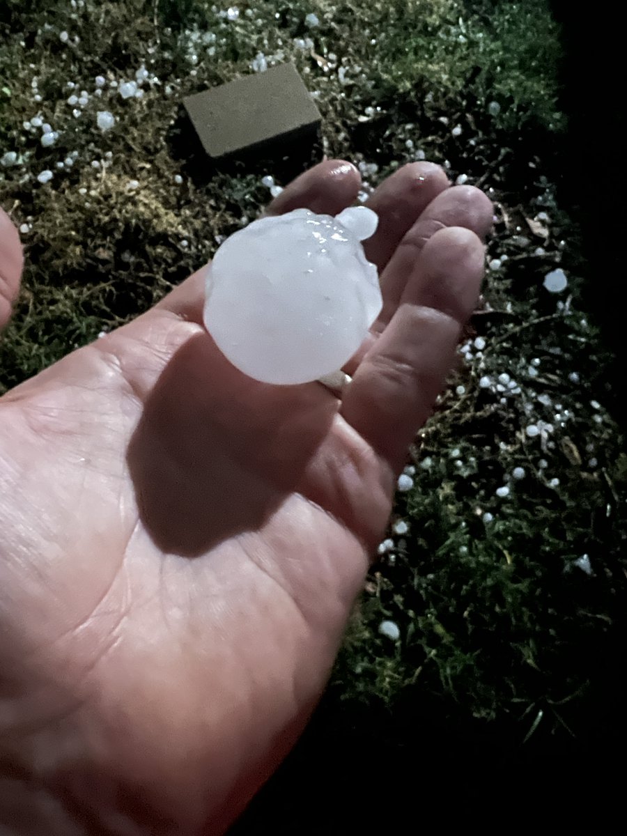 A little late to the party, but a colleague at @SpectrumNews1TX shared this with me and said that last night's hail storm in Round Rock was the most intense he had ever experienced! I believe it 😱
#txwx #ohhailno 

📸 Dustin Svehlak