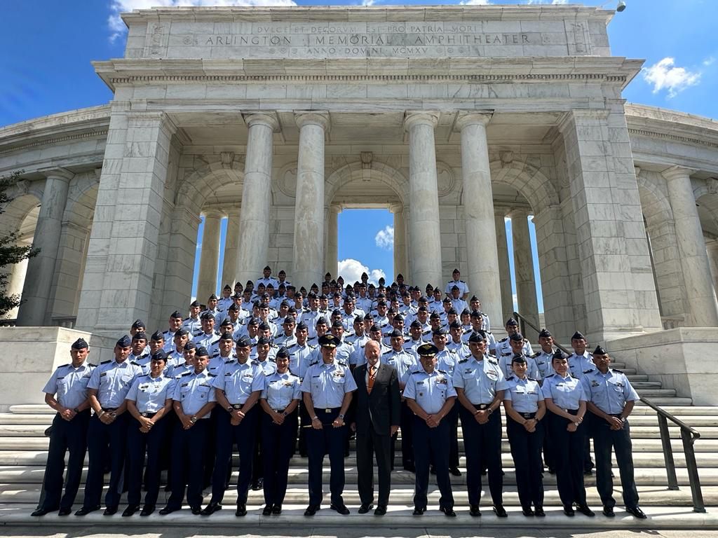 FuerzaAereaCol's tweet photo. #ComunicaciónOficial | Alféreces de la Escuela Militar de Aviación #EMAVI, adelantaron desde el 10 al 23 de septiembre de 2023,  visita geoestratégica a unidades militares de la @usairforce, @USNavy, @USArmy, así como a Cabo Cañaveral, en La Florida, EEUU.

#FuerzaAeroespacial🇨🇴 https://t.co/RDycR6hz49
