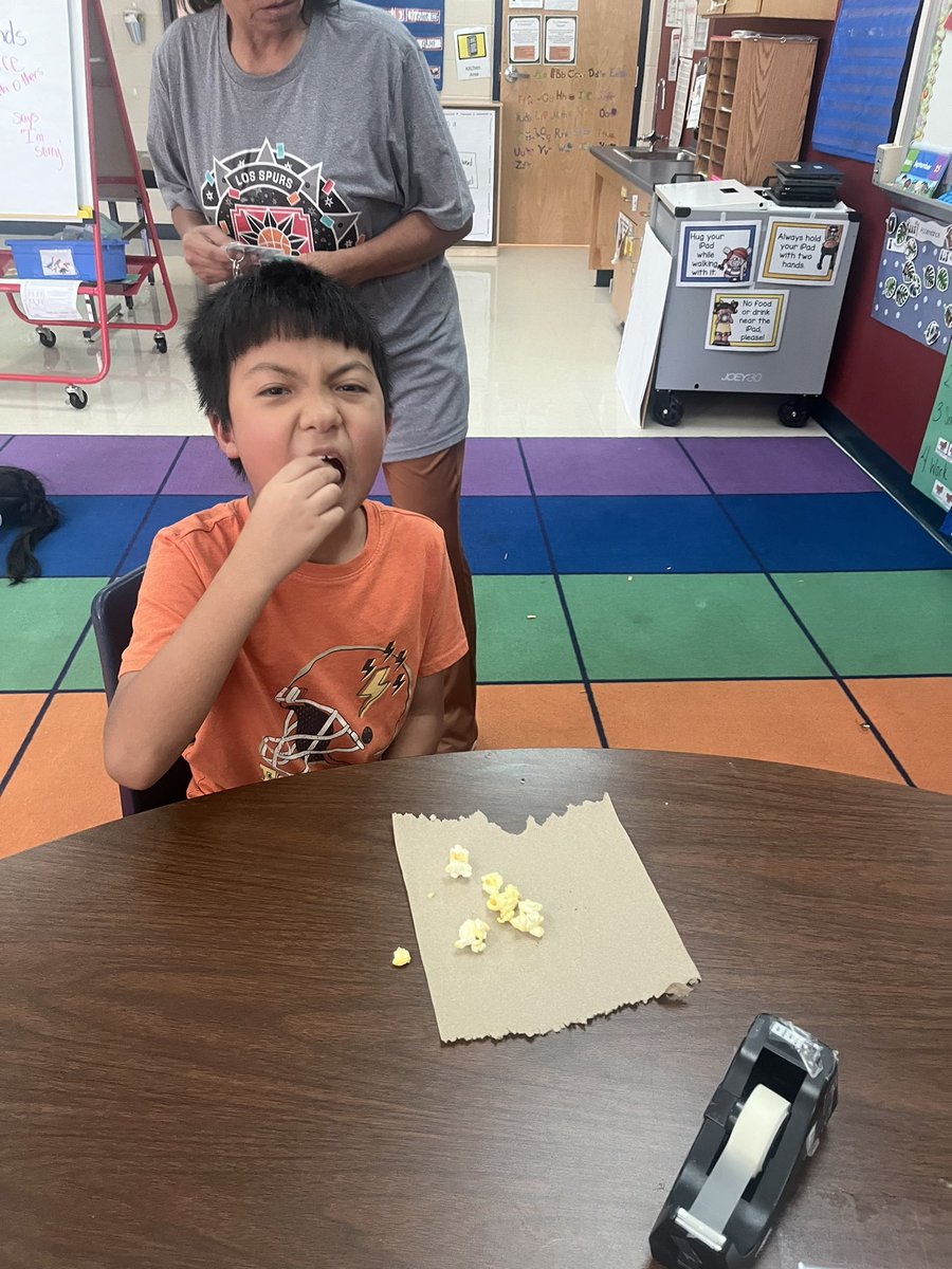 MsTaylorALE's tweet photo. Our students read “Simon’s Five Senses”  and then did a taste test to describe our own popcorn using our 5 senses!  @NISDMurnin @NISDSpecialEd https://t.co/fv93bWU484