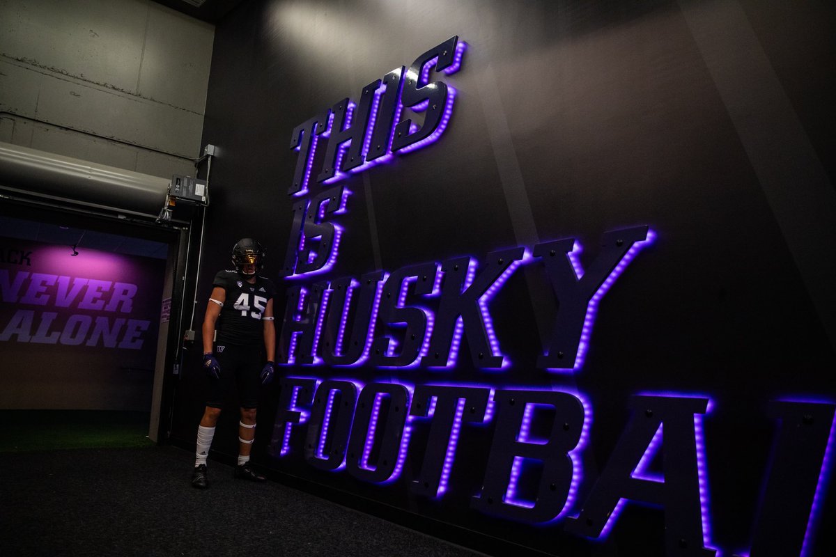 Had an amazing time this weekend @UW_Football. Thank you @WilliamInge1 @CoachKev6k and @PlayerProMorgan for giving me this amazing opportunity! #WeRollin 
@Coach_SchmidtE @ErikHamburg @KalenDeBoer @Robbie_Proano
