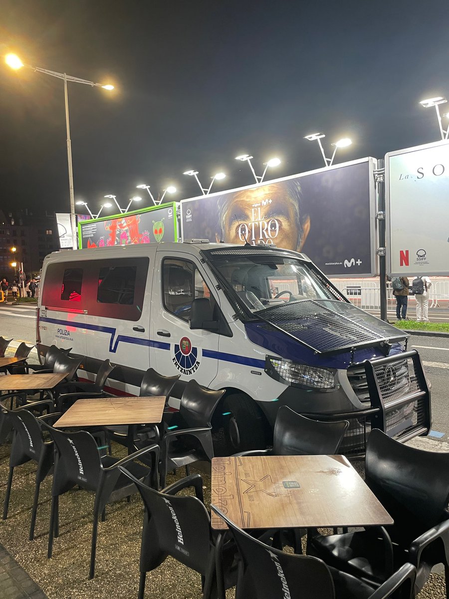 🚔 Nueva Mercedes Sprinter de la <a href="/ertzaintzaEJGV/">Ertzaintza</a> en el Zinemaldi de Donostia. 
🚔 #Ertzaintza-ren Mercedes Sprinter berria Donostiako Zinemaldian