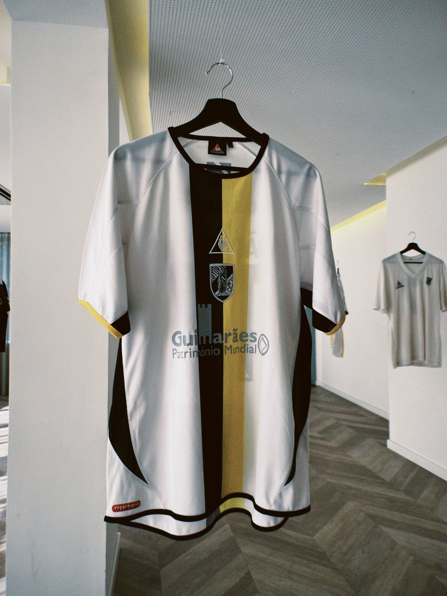 arfvguimaraes's tweet photo. Eu penso em ver o Vitória vestido pela Adidas (com uma segunda ou terceira camisola com detalhes amarelos) com a mesma frequência que os homens alegadamente pensam no Império Romano.

O Vitória abriu o estádio e a academia aos adeptos. O registo do que vi. 🧶 https://t.co/IgUrySzyoR