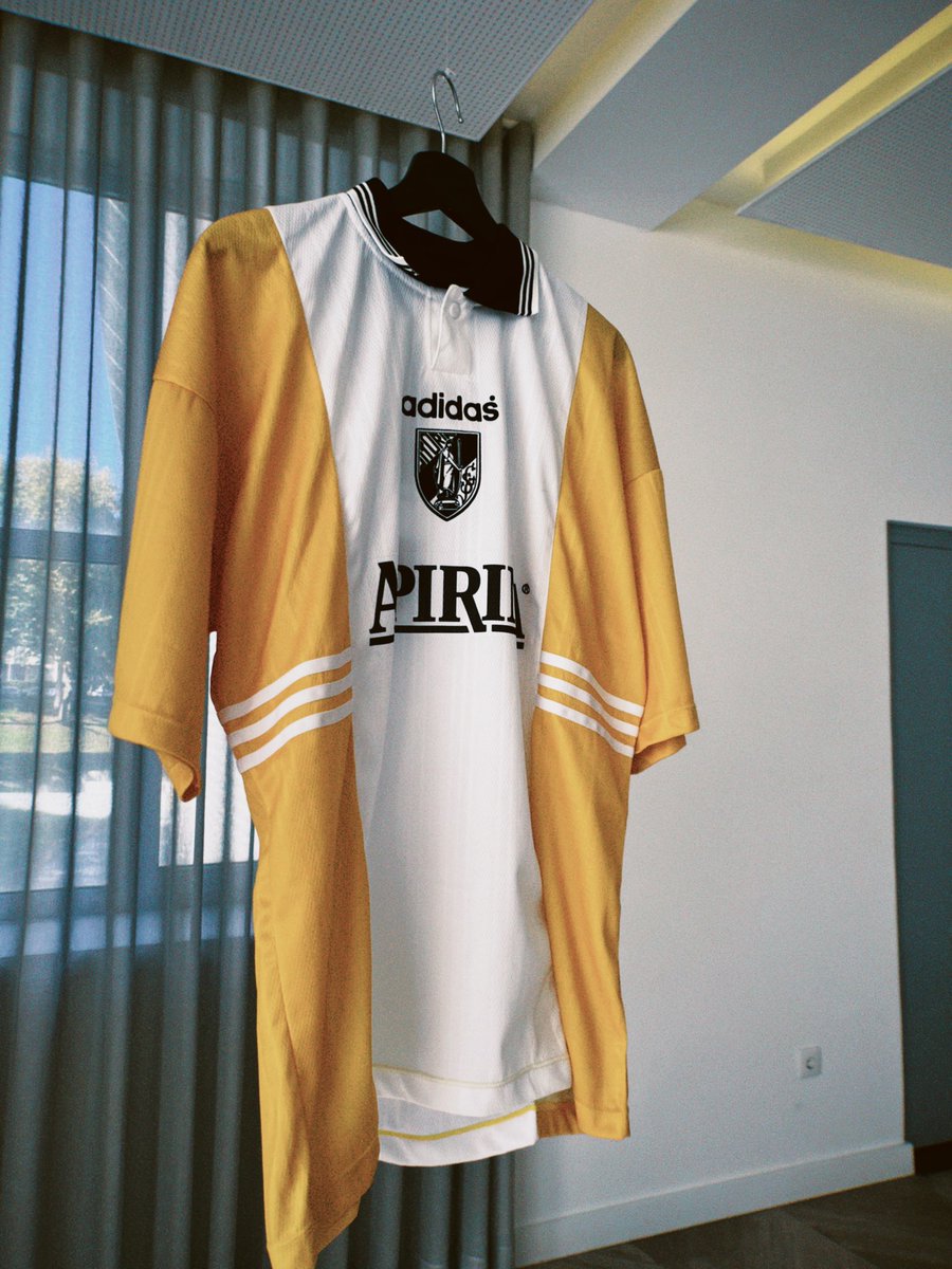 arfvguimaraes's tweet photo. Eu penso em ver o Vitória vestido pela Adidas (com uma segunda ou terceira camisola com detalhes amarelos) com a mesma frequência que os homens alegadamente pensam no Império Romano.

O Vitória abriu o estádio e a academia aos adeptos. O registo do que vi. 🧶 https://t.co/IgUrySzyoR