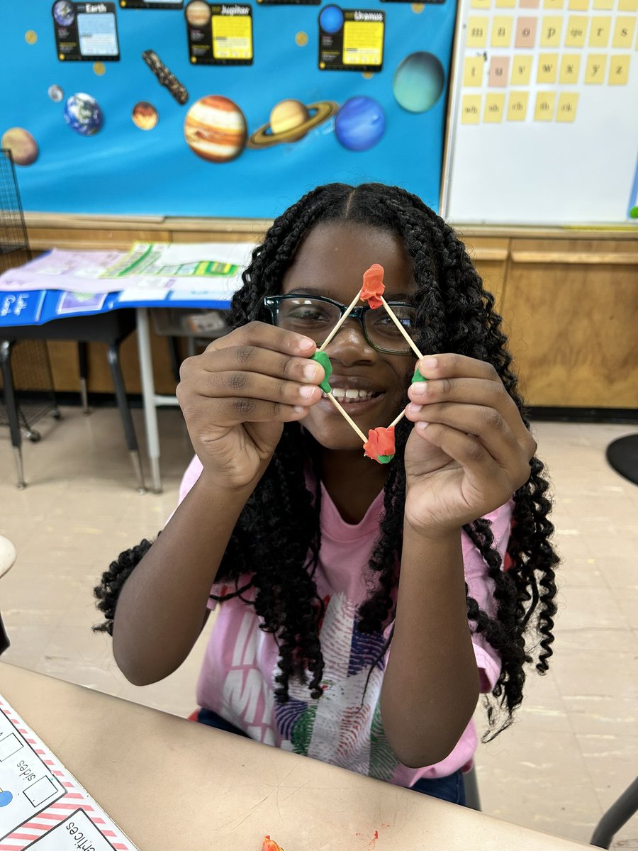 LSabinsky's tweet photo. Busy bees in September! 🐝
“Stained glass” apples for our windows, celebrating our heritage, division with crackers, and creating two-dimensional shapes using clay and toothpicks! https://t.co/xWocjnAn0J