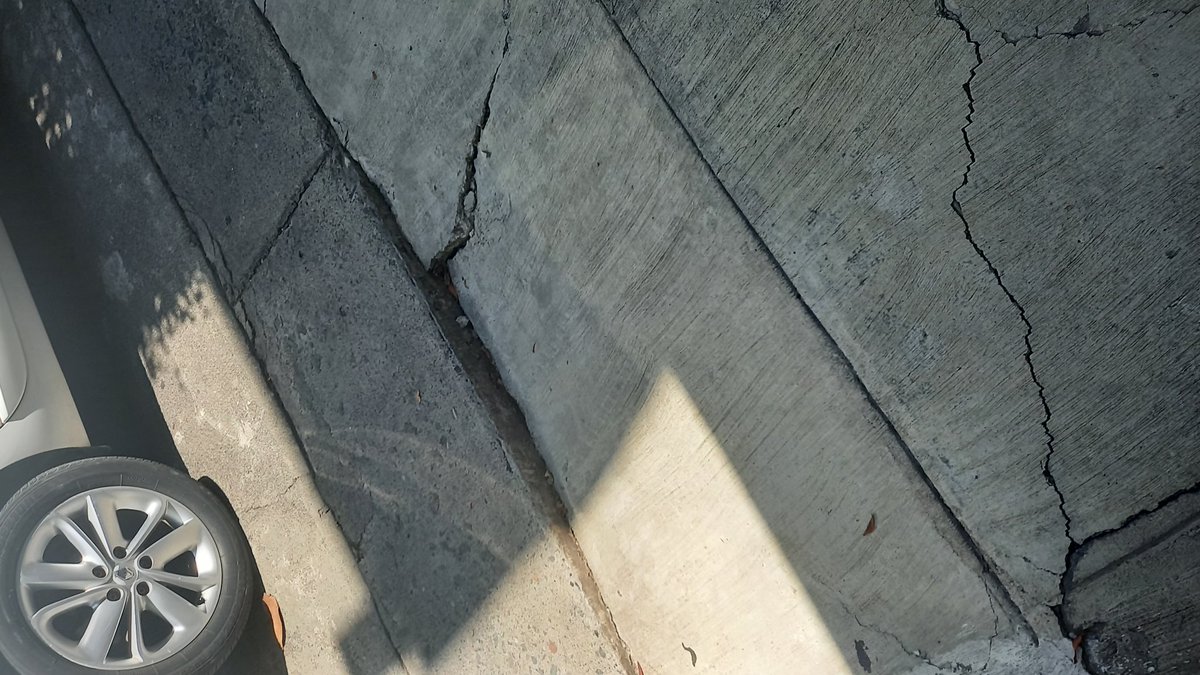 sussanlo's tweet photo. @siapagdl Hola buenas tardes hay un hundimiento por la calle brillante frente al 1009 y 1012 les pedimos qué vayan y verifiquen posible socavon https://t.co/IwfVM47o0e