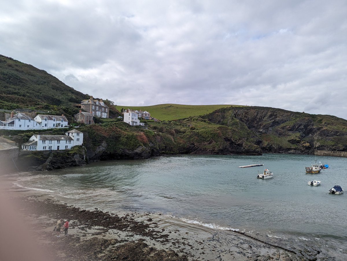 Legend has it #GoldenLion has smugglers tunnel that leads down to causeway on beach #PortIsaac #Cornwall