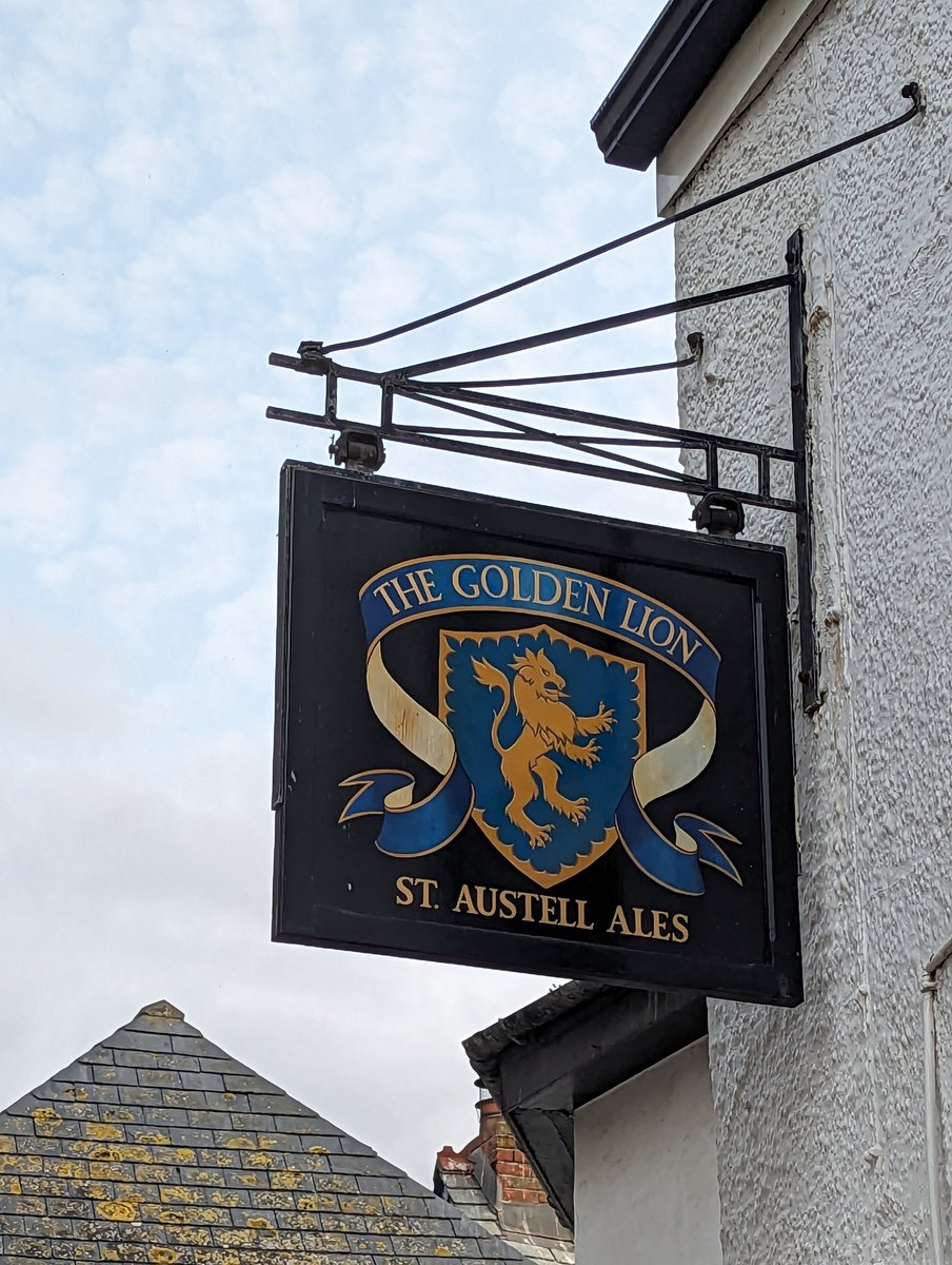 #Hicks gan @StAustellBrew yn beint hyfryd #GoldenLion #PortIsaac Lleoliad hyfryd ond £5.20 braidd yn ddrud 😡 #Cernyw