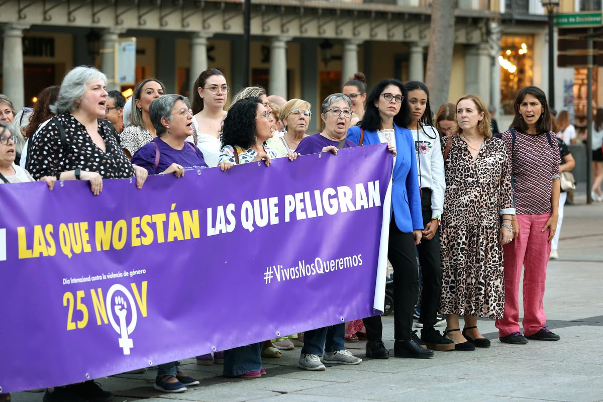 IllescasSoleda1's tweet photo. Hoy he vivido uno de los momentos más tensos de mi carrera política. El feminismo no es sinónimo de exclusión ni de insulto. 

Me ha dolido ver cómo tanto a mi hija como a mí nos increpaban por asistir a una concentración. Además, me acusan de usar a mi hija como mero postureo. https://t.co/5SvDgb03aG