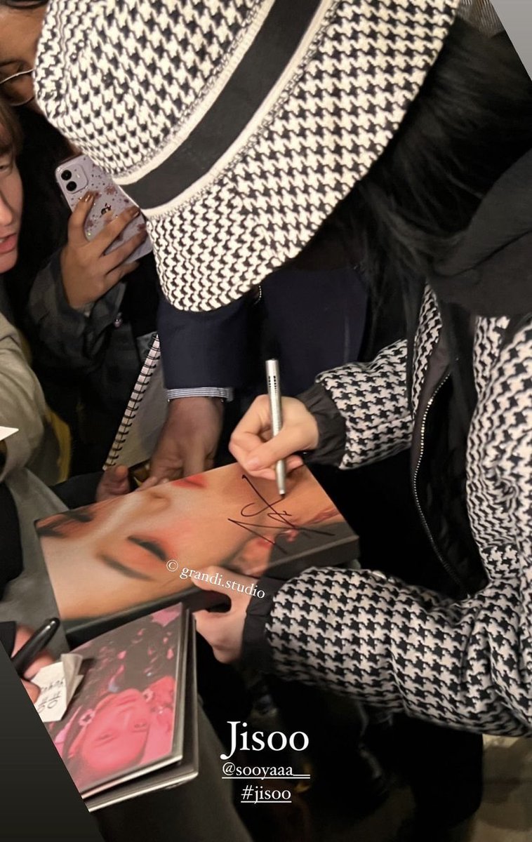 BLACKPINKGLOBAL's tweet image. #JISOO spotted in Paris ahead of her attendance for @Dior’ Paris Fashion Week! #PWF

#JISOO #블랙핑크 #지수 @BLACKPINK
