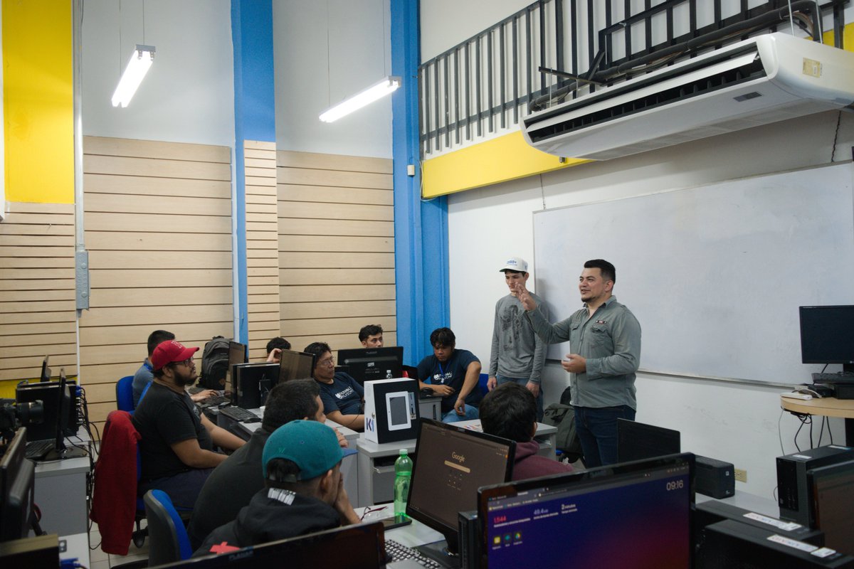 CONEXION_SV's tweet photo. Darvin Otero @aveotero, CEO de @TiankiiApp y @norttechlabs y exalumnos de @cuboplus, compartieron una Masterclass para los estudiantes del bootcamp #Blockchainverse. Darvin destacó la innovación y la revolución que representa la tecnología #blockchain, con un enfoque en #Bitcoin. https://t.co/VqoYURyjl3