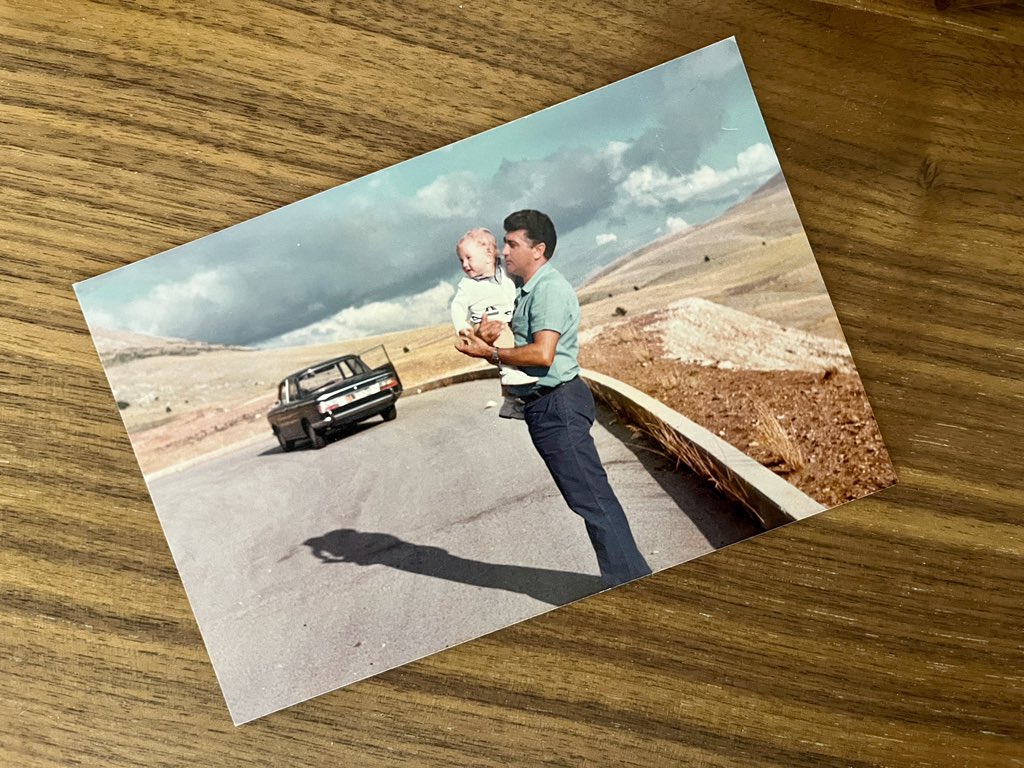 Su <a href="/RaiPlay/">RaiPlay</a> ho visto La Memoria delle Emozioni, su malati di #alzheimer e il villaggio a Monza che li cura col teatro, con la cucina, con una “nuova” vita. Forse avrei voluto per papà quella cura, oltre all’infinito amore di mamma. 
Quante lacrime, quanto dolore qui sotto.