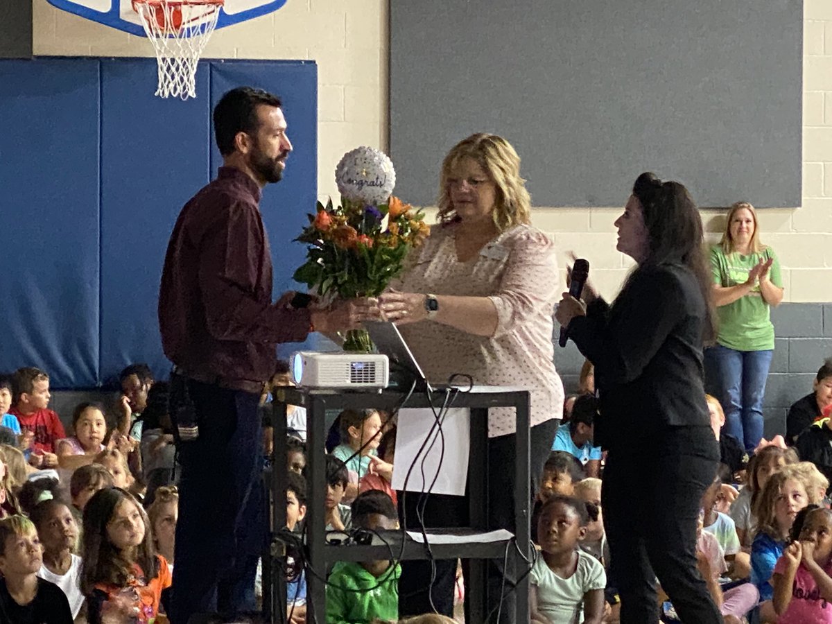 Connieteach's tweet photo. Proud to celebrate one of our @_HarvestRidge Hawks as a Emerson Excellence in Teaching recipient! Mrs. Giacommara’s collaborative and engaging approach has had a positive impact on students, families, and achievement in her classroom. ⭐️ #OneHowell #FHSDPride https://t.co/UAjBLb4pAR
