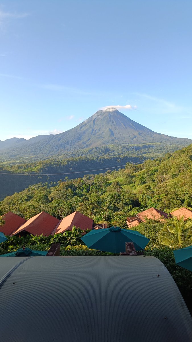 Legalmente el Volcan Arenal debería de ser símbolo nacional, es demasiado imponente y precioso.🤩❤️