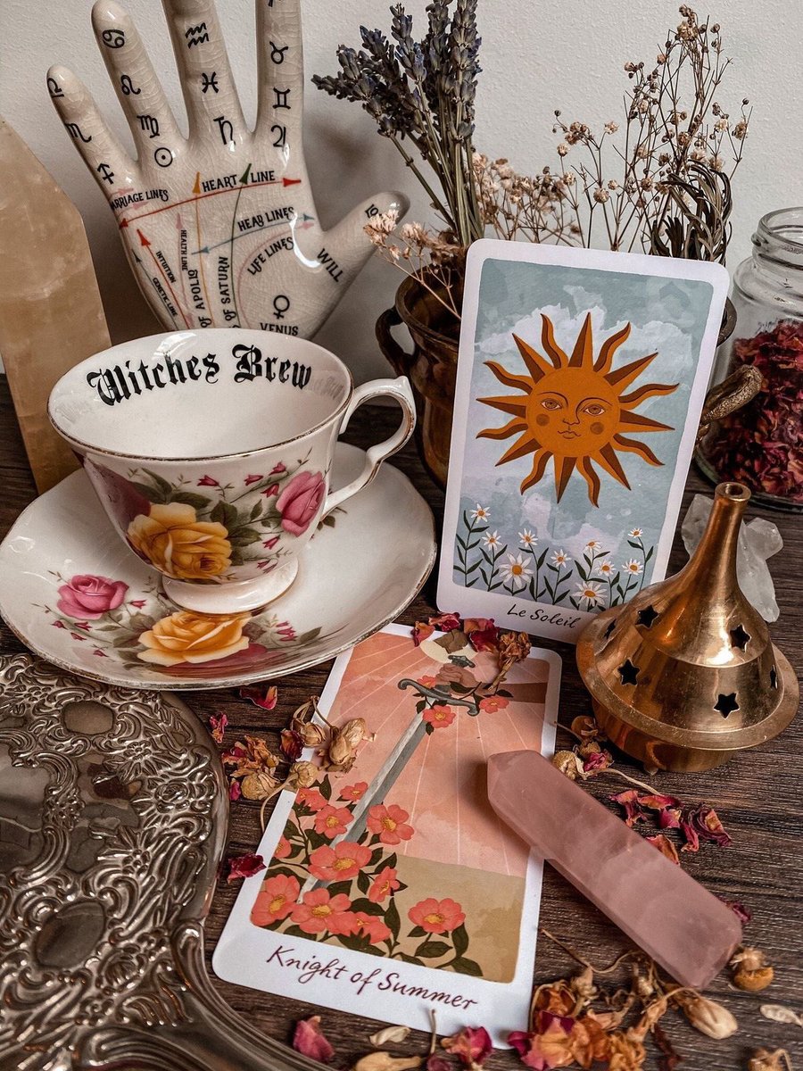 SpellsAndRoses's tweet photo. Daily draws are a wonderful way to get in touch with your intuition &amp; become acquainted with the energies that are coming into your experience. 

#Tarot #LearningTarot #TarotBeginner https://t.co/LWUzhTEUyM