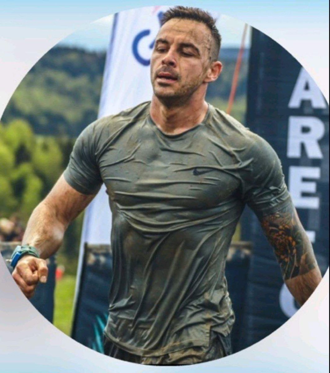 Стефан Недељковић, момак који је друговима изговорио “Идите горе, има још рањених којима треба помоћ”, а он је искрварио.

Почивај у миру Србине 🇷🇸