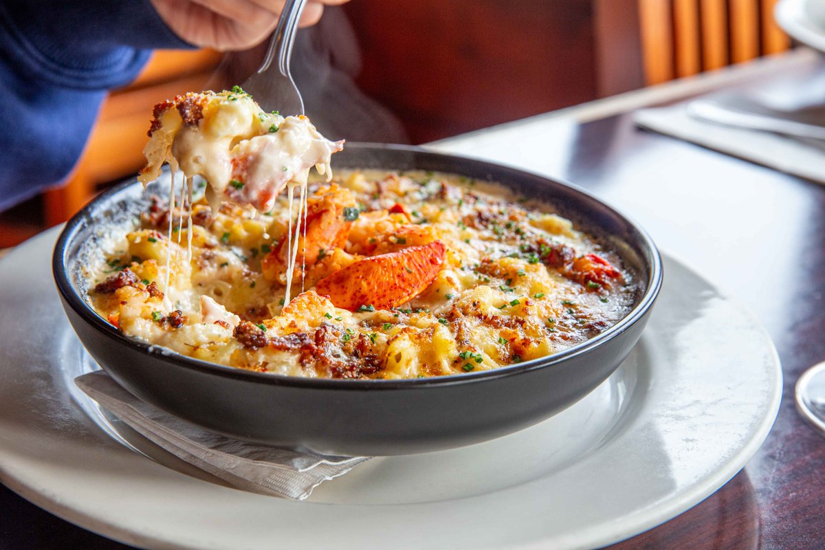 TidesTavernWA's tweet photo. Indulge with our new Lobster Mac! Made from fresh Maine lobster tail and claw meat seasoned with Old Bay, Tillamook extra sharp white cheddar and mozzarella cheeses. In Maine they would call this a "bowl of the finest kind!" #tidestavern #lobstermac https://t.co/02Ztyb1sa3