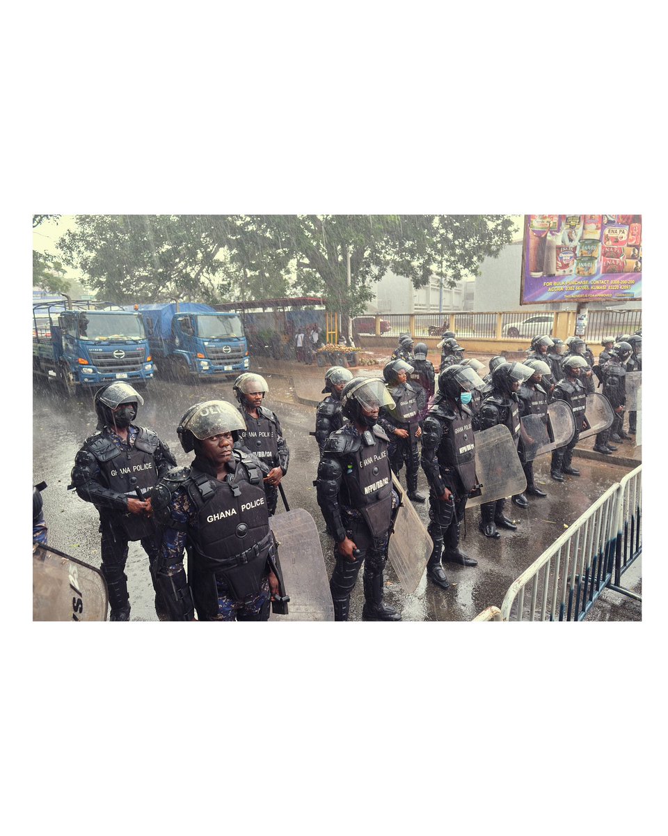 moorepicturesgh's tweet photo. #OccupyJuborliHouse day 2 https://t.co/lAZQJBi9zm