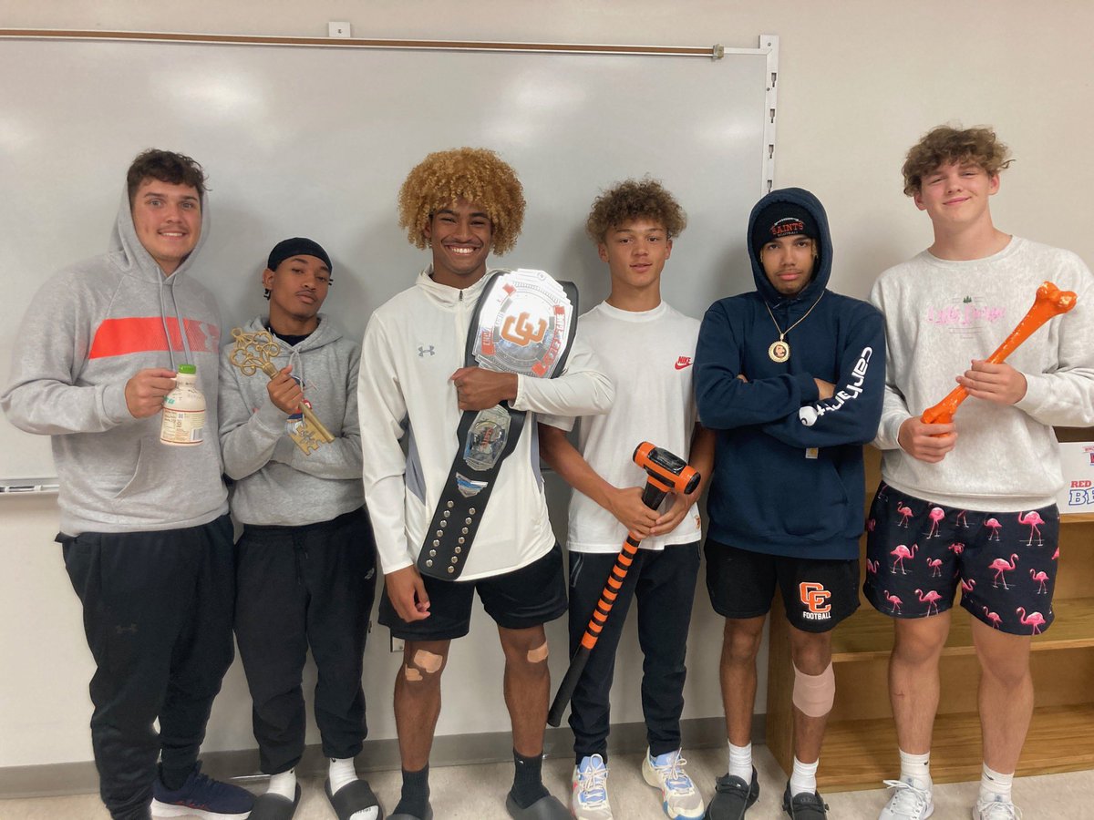 What a great homecoming week! Congratulations to our award recipients

🟠O-Line Syrup Award- Jaxon Cody
⚫️Specials Teams Key player- Micah Brown
🟠 SaintsPlayer of the Game- Ricardo Lagares
⚫️Hammer- Marcus Roney
🟠Standout player- Eli Burnley 
⚫️D-Line Big Dog- Max Tomaszewski