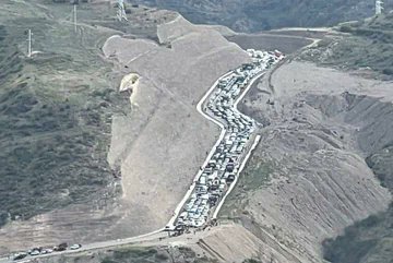 abel_riu's tweet photo. Els pitjors pronòstics es van complint. Milers d’armenis fugen massivament d'un Karabakh ja gairebé totalment en mans de l’Azerbaidjan. Un èxode que esgarrifa, una neteja ètnica que amb tota la seva tragèdia evoca inevitablement el genocidi de fa un segle contra el poble armeni. https://t.co/qoFsfschaG