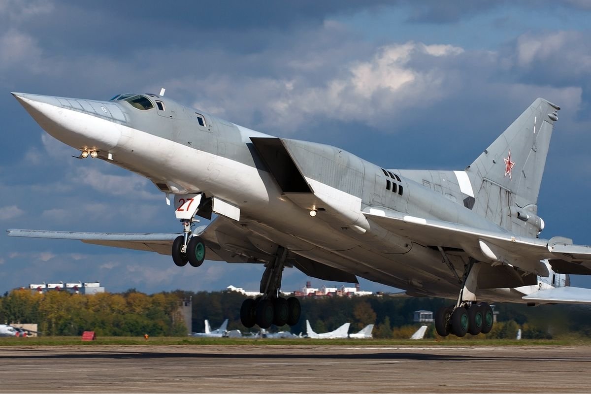 6 Tu-95MS and 2 Tu-22M3 strategic Russian bombers have taken off from Olenya airfield. Missile launches are expected.