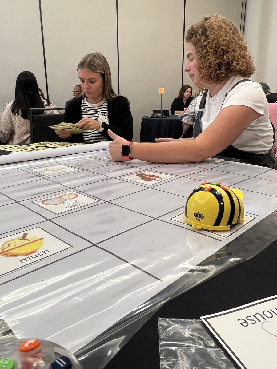 lichelleleonard's tweet image. Look who’s working together, exploring #BeeBots @MsWhite615 @MrsHibdon @theTSIN #STEMPossible #ReachThemAll @TNedu #TRSC