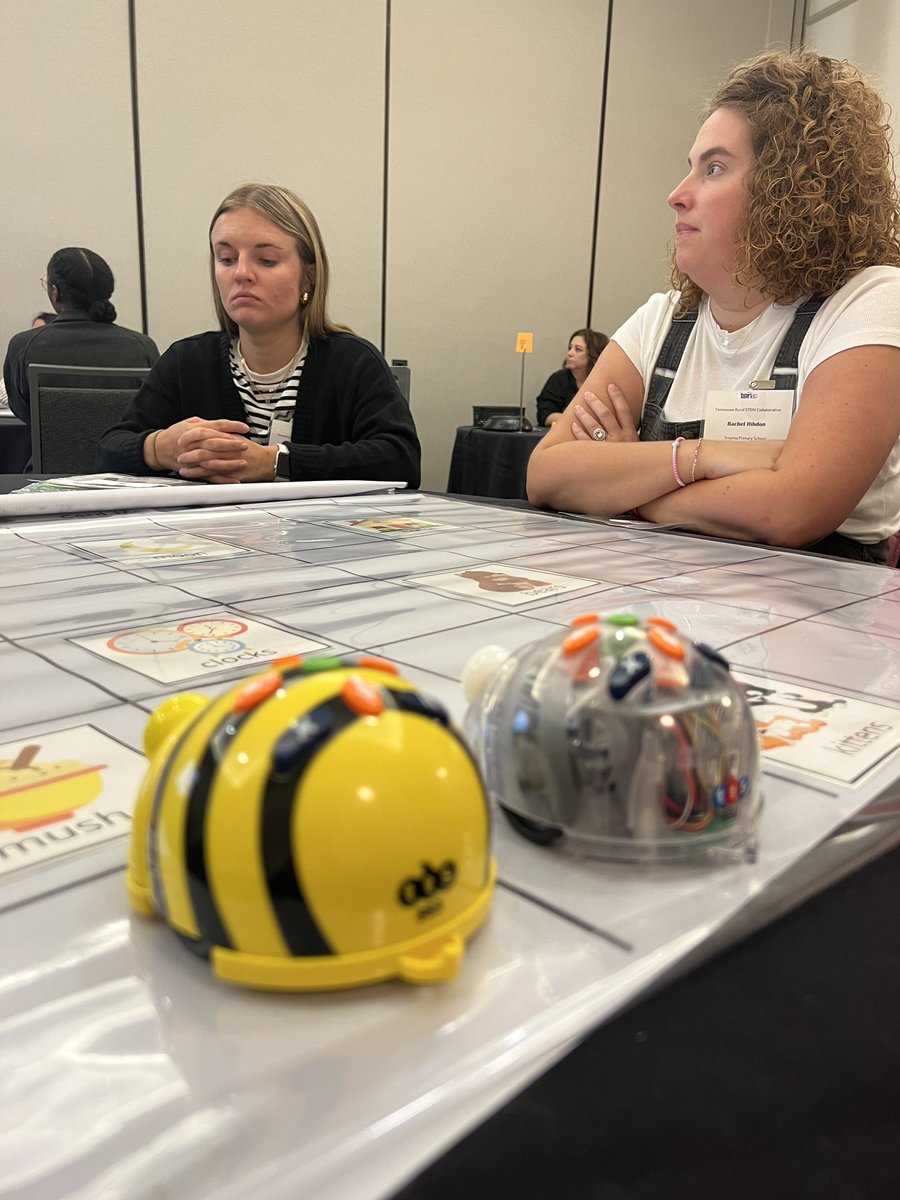 lichelleleonard's tweet image. Look who’s working together, exploring #BeeBots @MsWhite615 @MrsHibdon @theTSIN #STEMPossible #ReachThemAll @TNedu #TRSC