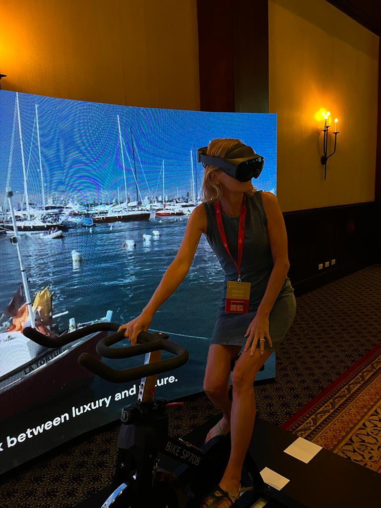 Como parte de la presentación los presentes disfrutan de una experiencia de realidad virtual 360 con Oculus Meta Quest en la cual recorren nuestro país en bicicleta.