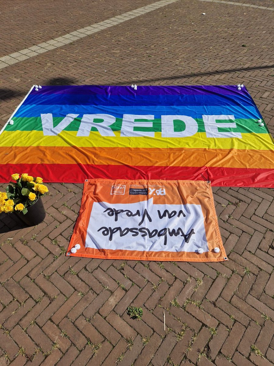 Vrede komt niet vanzelf 

Daarom mocht ik in de Vredesweek een gedicht voordragen na een stiltemoment aan de Kloosterplaats, georganiseerd door de Ambassade van Vrede @paxvoorvrede

#stadsdichter #schiedam #poëzie #dichtkunst #gedicht #vredesweek #vrede #pax