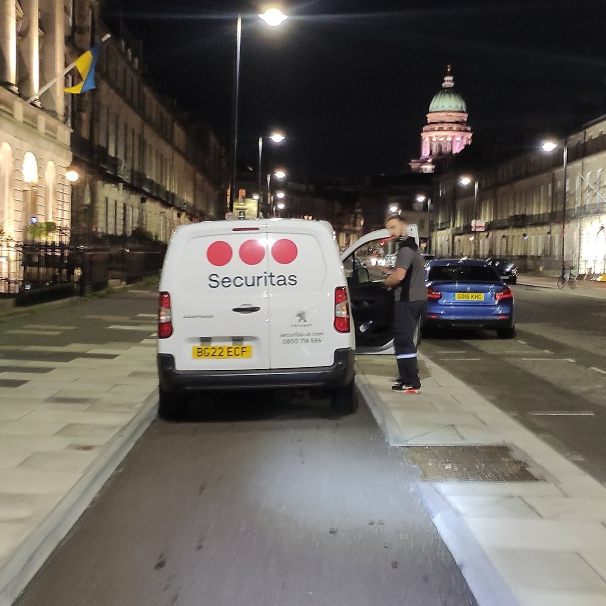 MrEEEEB's tweet photo. @SecuritasUK Can you please tell your drivers not to park in a cycle lane. Thank you. @yplac_ed @Edinburgh_CC  Bollards? Melville Place https://t.co/TE8B0Rc6Xb