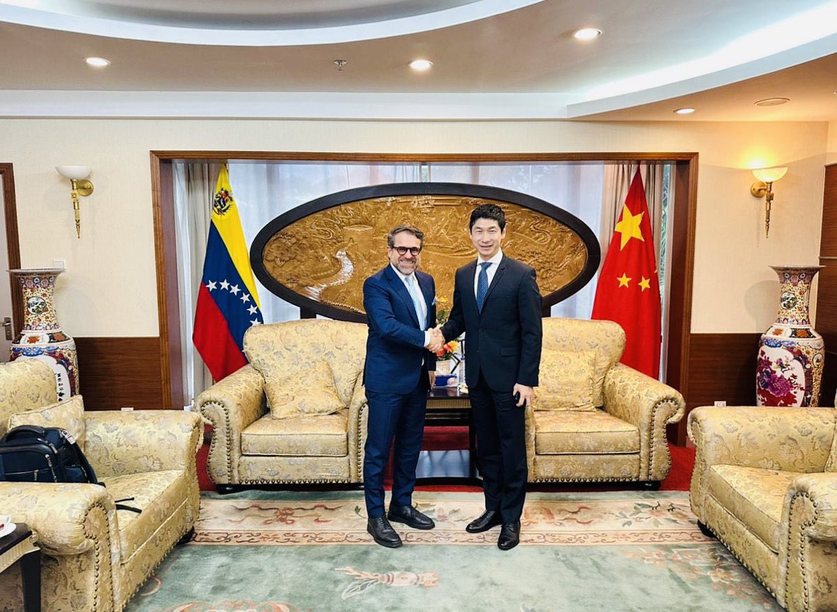 Con la firme intención de avanzar en el convenio de hermanamiento entre Carabobo y Shanghai instruido por nuestro Pdte. <a href="/NicolasMaduro/">Nicolás Maduro</a> me reuní con el hermano embajador de la República Popular China Lan Hu para coordinar los futuros pasos de esta extraordinaria relación. 🇻🇪🦇🇨🇳