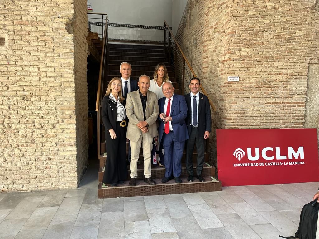 En Toledo (España) avanzamos en alianzas académicas con la Universidad Castilla La Mancha, para la ampliación de nuestra presencia en Europa <a href="/uclm_es/">Universidad de Castilla-La Mancha</a> Un reconocimiento a su rector, Dr. José Julián Garde López-Brea