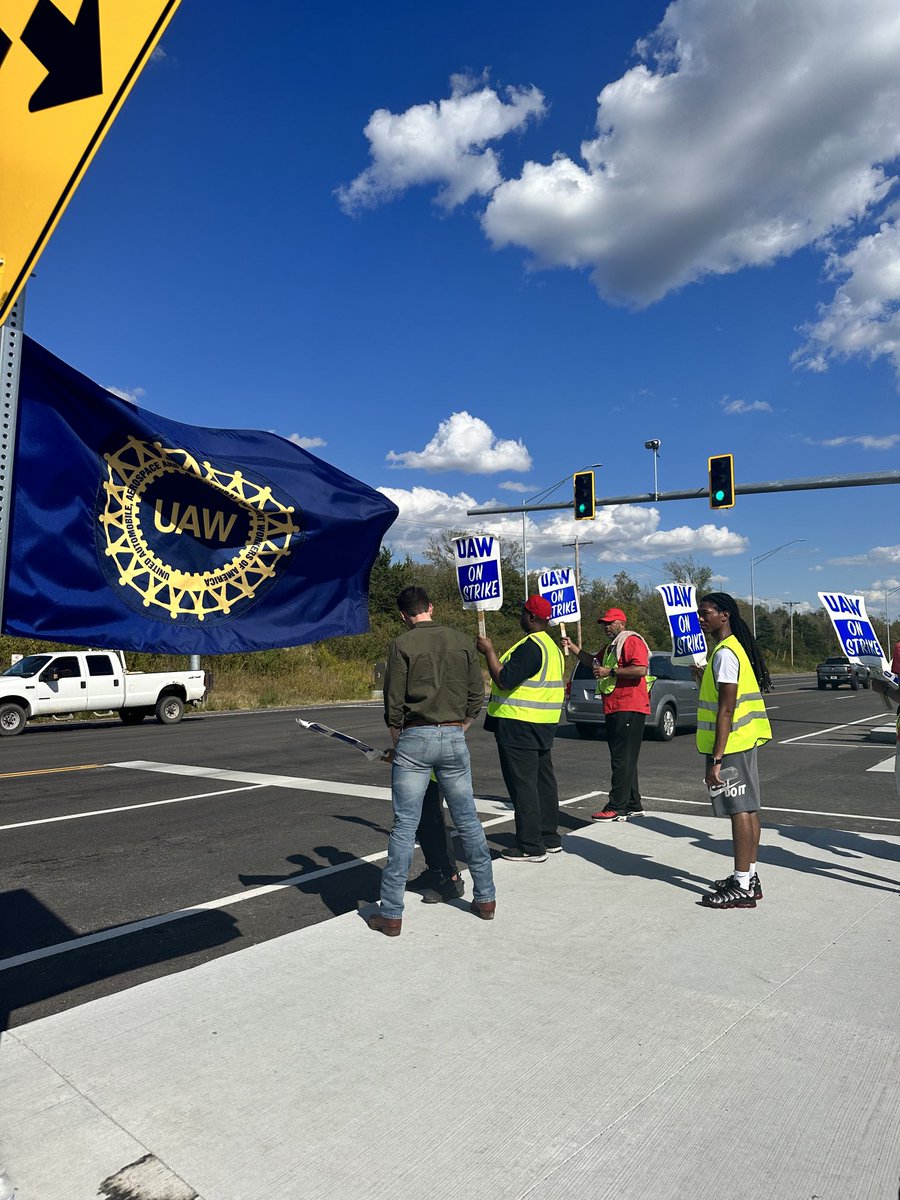 Josh Hawley tweet media