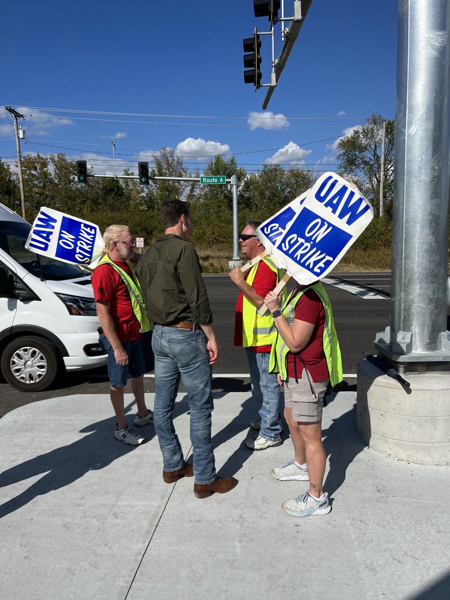 Josh Hawley tweet media