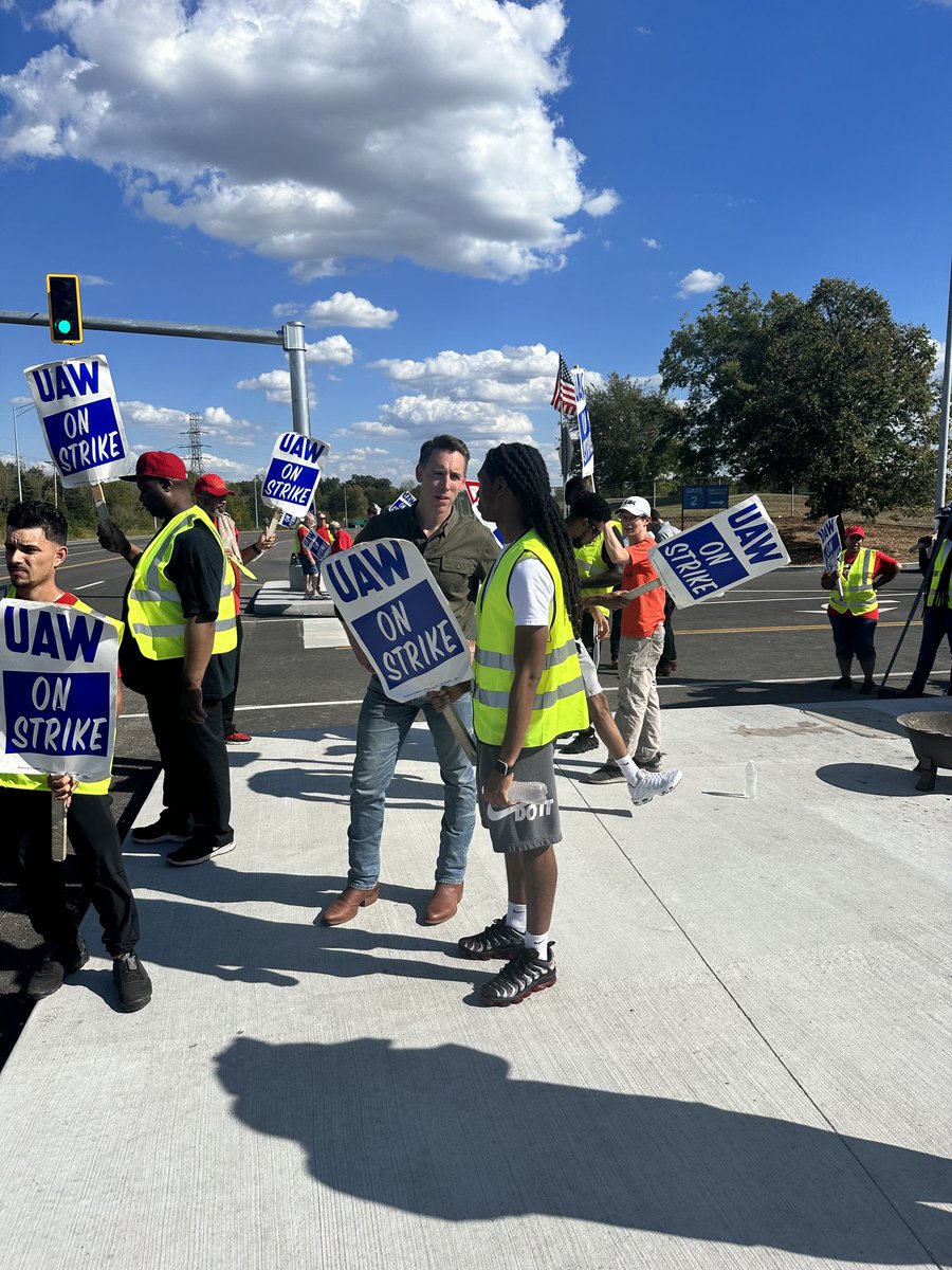 Josh Hawley tweet media