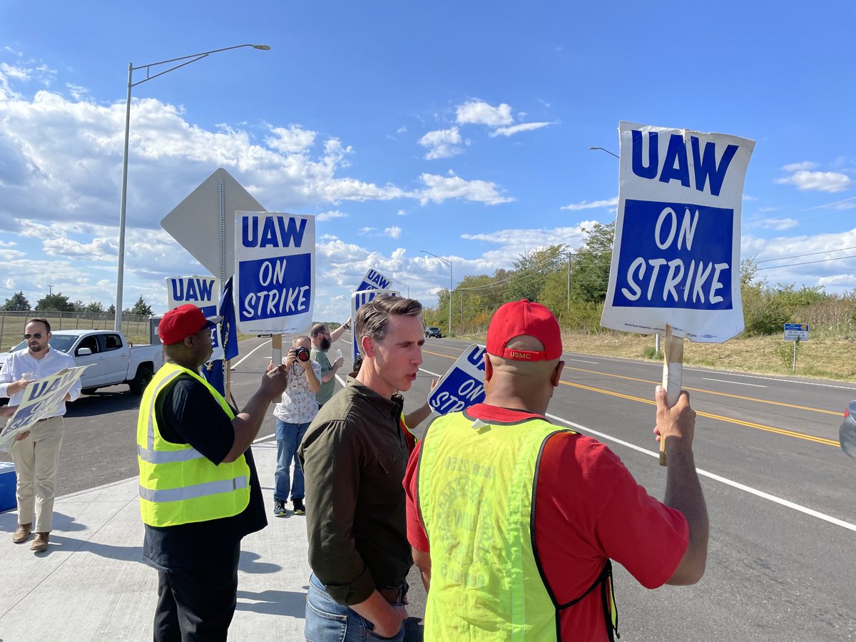 Josh Hawley tweet media