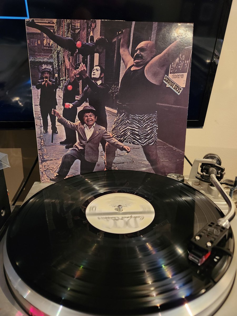 SpinVinyl1's tweet photo. The Doors Strange Days was released 56 years ago today! A favorite Doors album of mine I was surprised to learn most of the songs were leftover from the self titled days. This is their psychedelic best!
#TheDoors #StrangeDays #PeopleAreStrange #WhenTheMusicsOver #vinylrecords https://t.co/Rmj4aM2ZKD