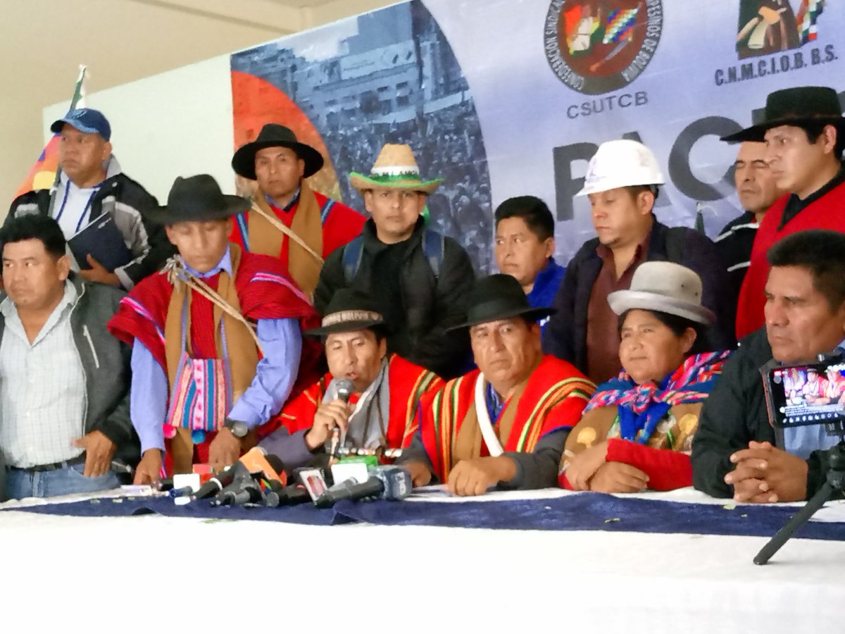 EverVargasL's tweet photo. #deÚltimo
Pacto de Unidad determina desconocer el congreso del #MAS en Lauca Ñ y convocan a un cabildo el 17 de octubre en #ElAlto. Además, llaman la atención a #EvoMorales y el dirigente de la CSUTCB, #LucioQuispe lo señala como "malcriado". https://t.co/UtbdszyXxy