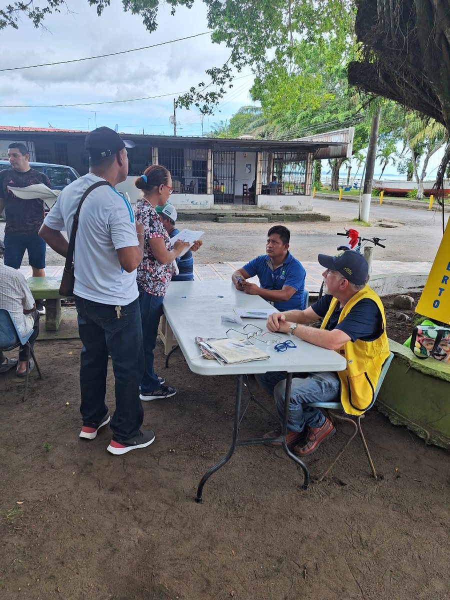 EnniaLuque's tweet photo. Feria de Bienestar social y salud realizada con la Iglesia Alianza Evangélica donde se atendió a gran cantidad de personas. Donación de lentes, ropa y plantones. Examen de la vista. Toma de presión arterial y Examen de Glicemia. @LeonesD1Panama @lucia_luque @chiriquienpos https://t.co/pl0u2WarlP