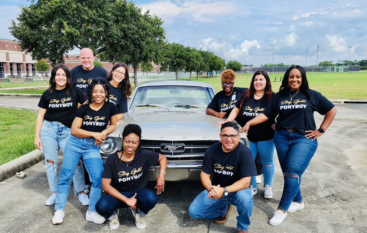 The Back 7th grade POD is at it again! This group does everything over the top…as a group! Today they are honoring a significant event in the novel #TheOutsiders. #StayGold ❤️💙🐾⭐️ #BringingBooksToLife #PODLife #WeAreMiller