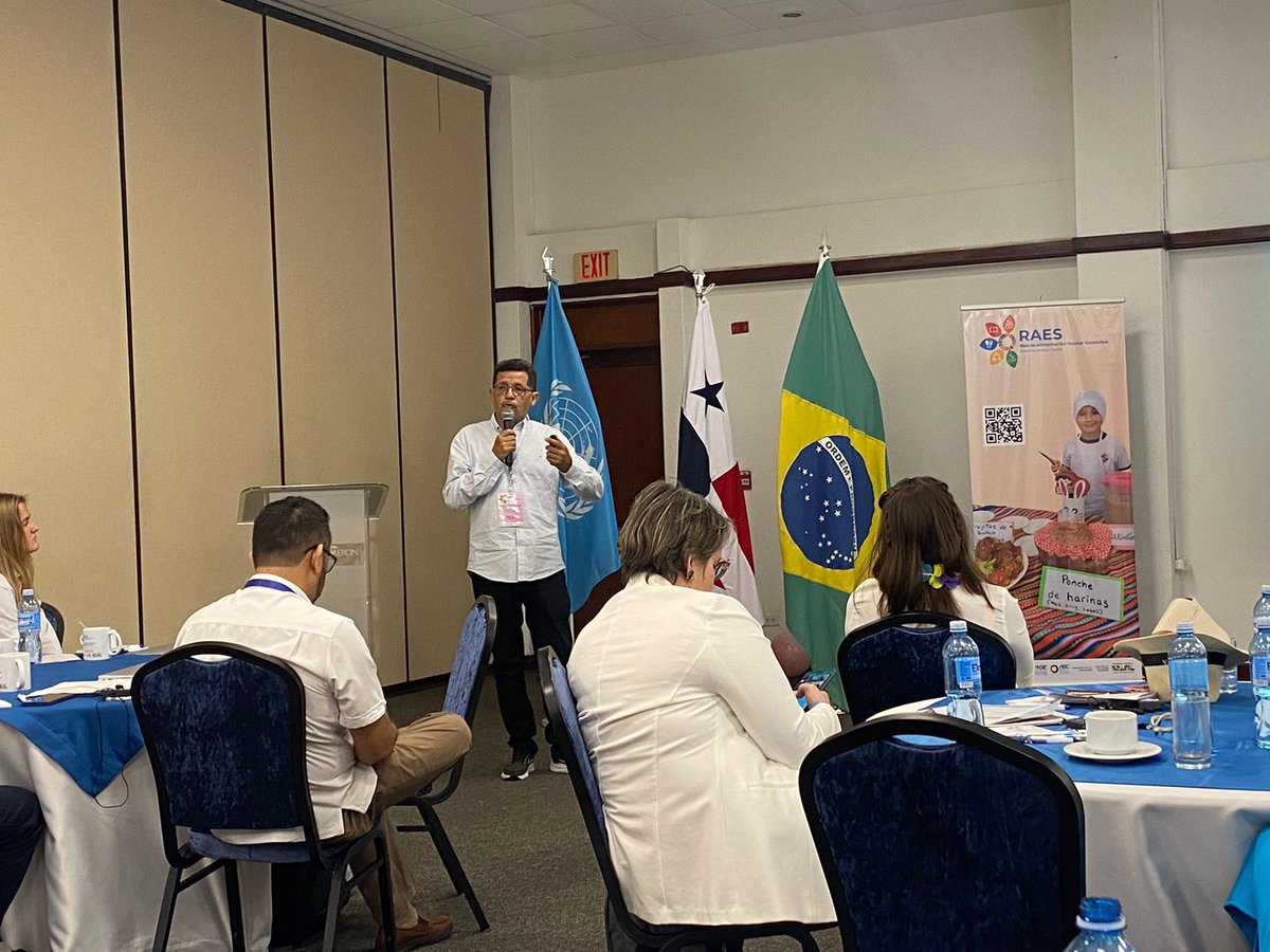 cnaeoficial's tweet photo. Sin límites 👏👏

Nuestro Pdte. @pedrodiazg59  explica la experiencia de las cocineras y cocineros de la Patria en el foro internacional de la FAO organizado en Panamá en la Red de Alimentación Sostenible de Latinoamérica. @NicolasMaduro  @_LaAvanzadora https://t.co/kIHlffkI45