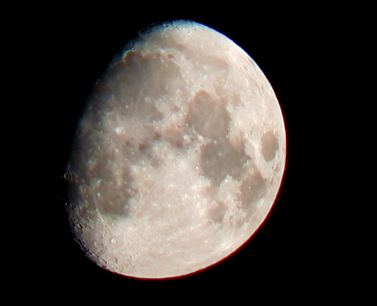 GraemeDunne's tweet photo. A blustery but mild night out there. Tonights Moon from Castlebar before the next front pushes in off the Atlantic @CarlowWeather @SnowbieWx @Kill_Weather @DonegalWeatherC @MetEireann @AstronomyIRL https://t.co/W2dpqBfynA