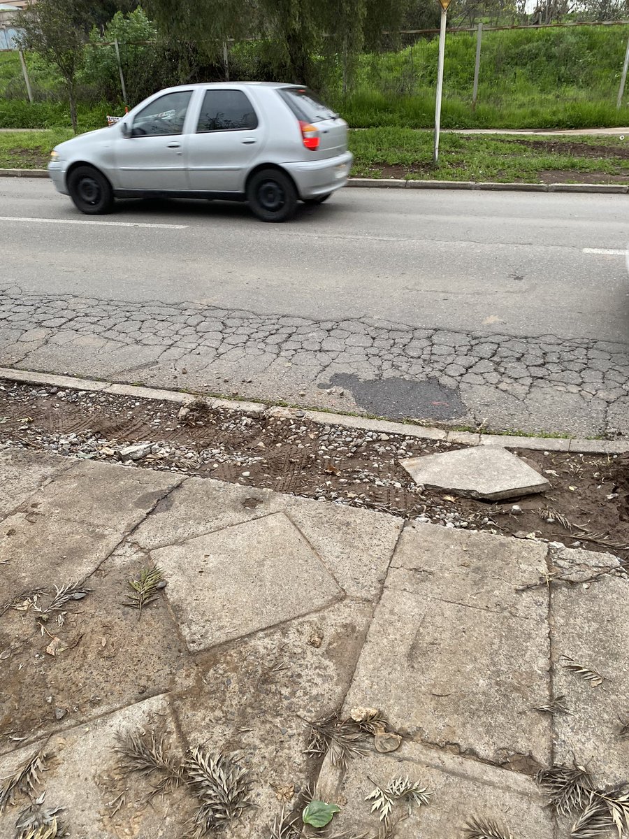 Sebatejeda10's tweet photo. @MuniLaFlorida un mes llevamos con la entrada mala por los arreglos de ustedes, que ni siquiera avisan, quien responde por los daños al vehículo @rodolfocarter #jardinalto https://t.co/nJ6sVvEDha