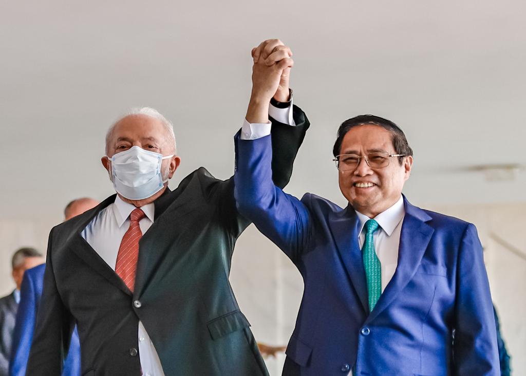 LulaOficial's tweet photo. É um prazer receber e rever o primeiro-ministro do Vietnã, Phạm Minh Chính, no Brasil. Os atos de cooperação assinados hoje são a continuidade das relações entre os nossos países, tão abandonadas nos últimos anos. Seja na educação, na defesa, na agricultura ou na ciência e tecnologia, tenho certeza que vamos ampliar nossas relações comerciais para o desenvolvimento dos países do Sul Global. 🇧🇷🇻🇳

📸@ricardostuckert