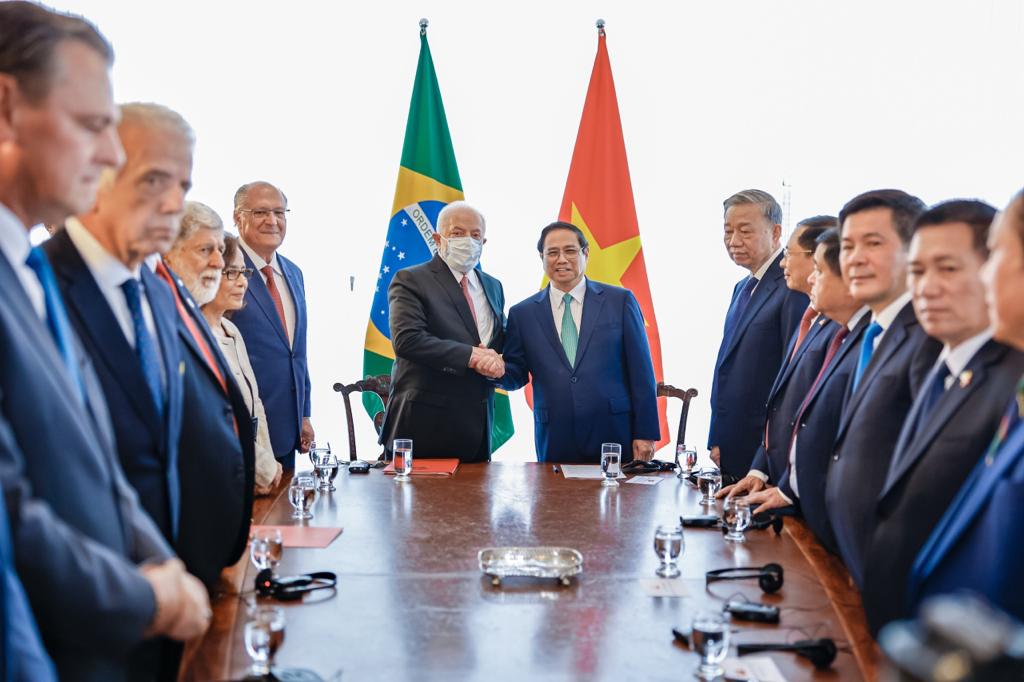 LulaOficial's tweet photo. É um prazer receber e rever o primeiro-ministro do Vietnã, Phạm Minh Chính, no Brasil. Os atos de cooperação assinados hoje são a continuidade das relações entre os nossos países, tão abandonadas nos últimos anos. Seja na educação, na defesa, na agricultura ou na ciência e tecnologia, tenho certeza que vamos ampliar nossas relações comerciais para o desenvolvimento dos países do Sul Global. 🇧🇷🇻🇳

📸@ricardostuckert