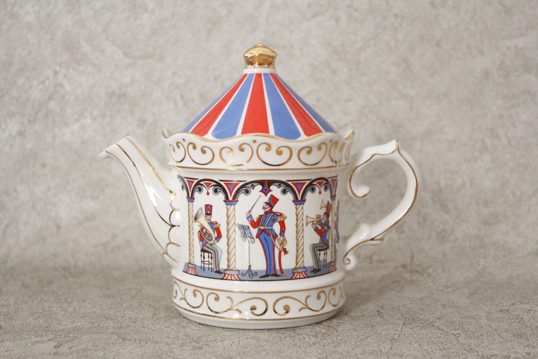 MimisLoft's tweet photo. Vintage Sadler "Bandstand" Tea Pot | Novelty Decorative Teapot 

Click here: https://t.co/2aaceV2AsQ

#vintagehome #vintageetsy #teapot #tealover #preloved #kitchenalia #Collectibles #Collectibles #vintageforsale #vintagestyle #ceramics https://t.co/wTz33kjBvV