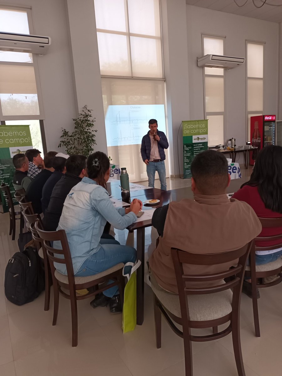 FlaMigotti's tweet photo. Esta vez nos fuimos mas al Norte para compartir sobre manejo de malezas!!

Compartimos experiencias con colegas y debatimos el uso de residuales en barbecho corto.

@Syngenta_ar 
#OroVerde #Coideas
#VillaMariadeRioSeco
#AcuronPack #BicepPack #DualGold https://t.co/E3WuydPFVt