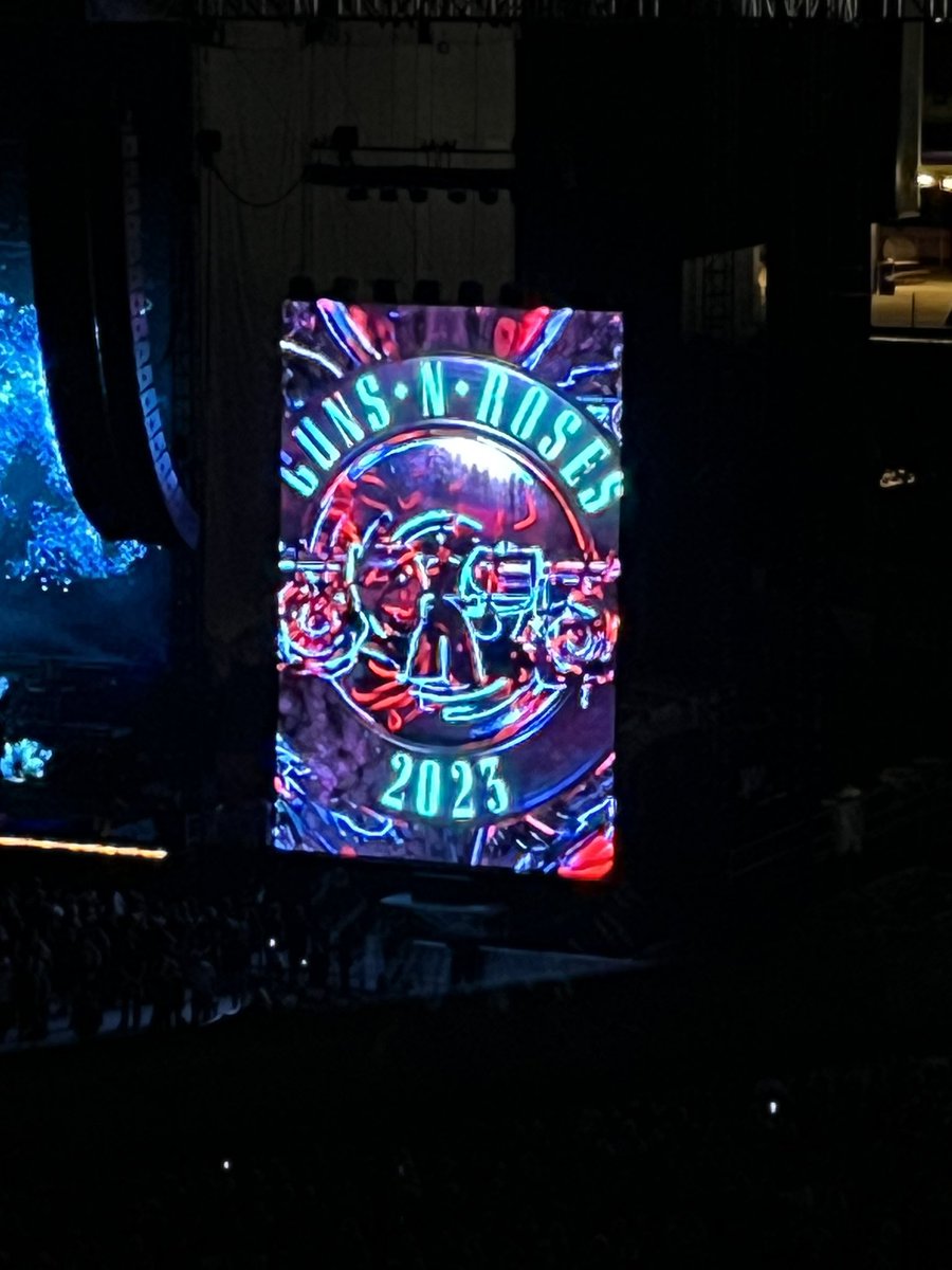 GabrielleDNoble's tweet photo. An amazing weekend full of good music from @gunsnroses and a good football game from the Chiefs. 🎶🏈 https://t.co/cDtCb0G21w